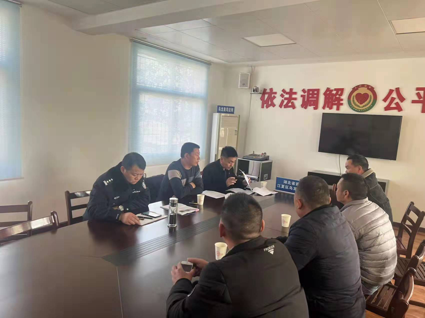 江夏区工委党员依法调解农民工劳资纠纷_副本