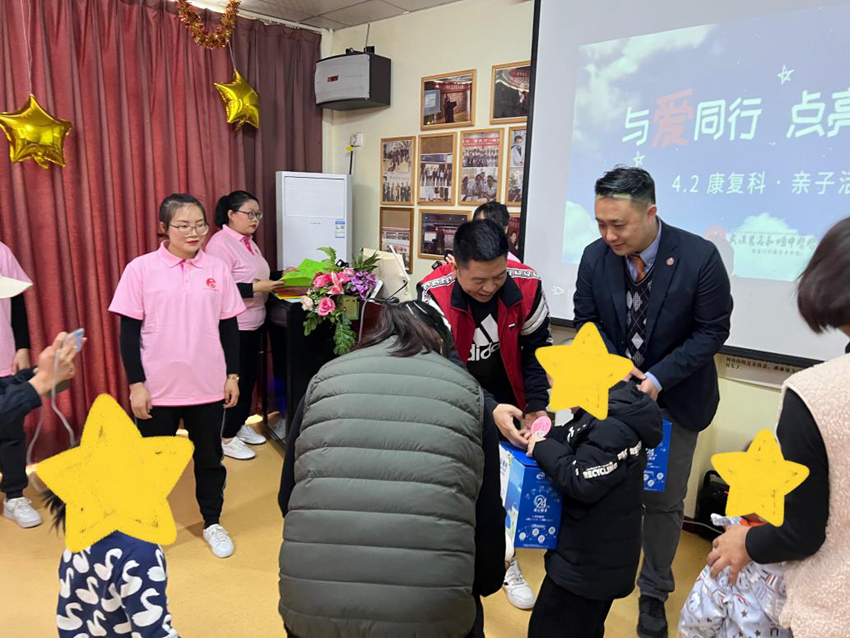 东西湖区工委综合二支部关爱自闭症儿童_副本