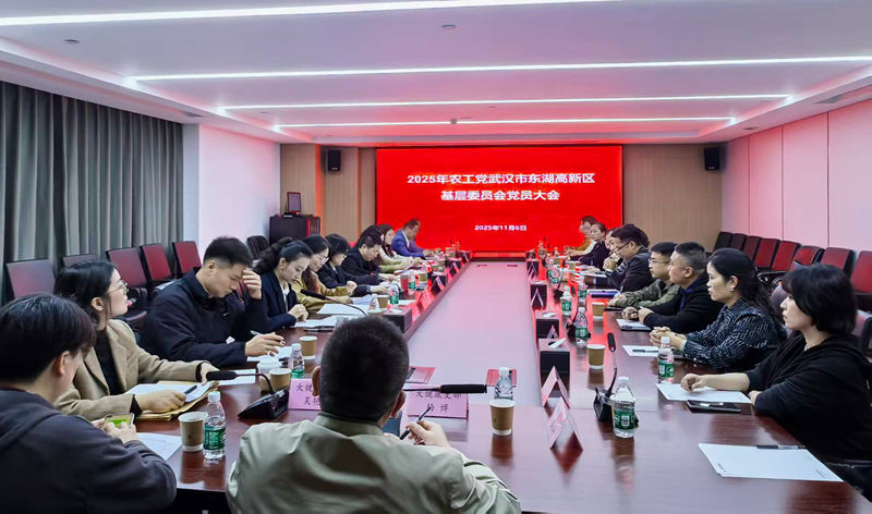 202511李运玲与东湖高新区骨干党员交心谈心_副本