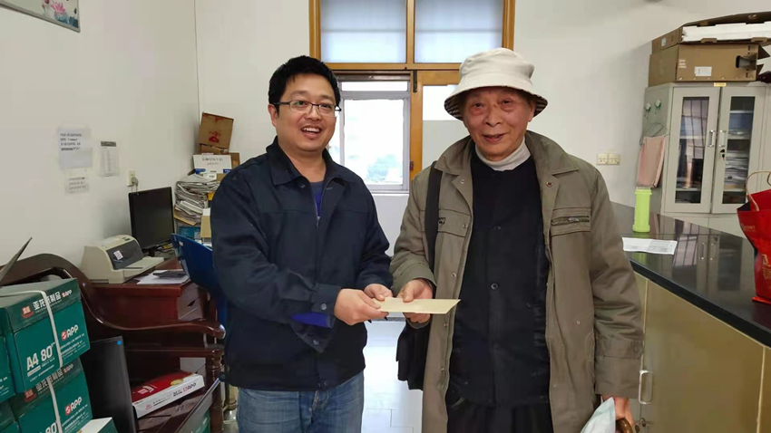 青山区工委慰问老党员_副本