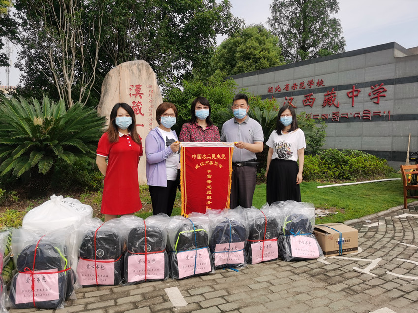 市委会志愿者走进西藏中学_副本