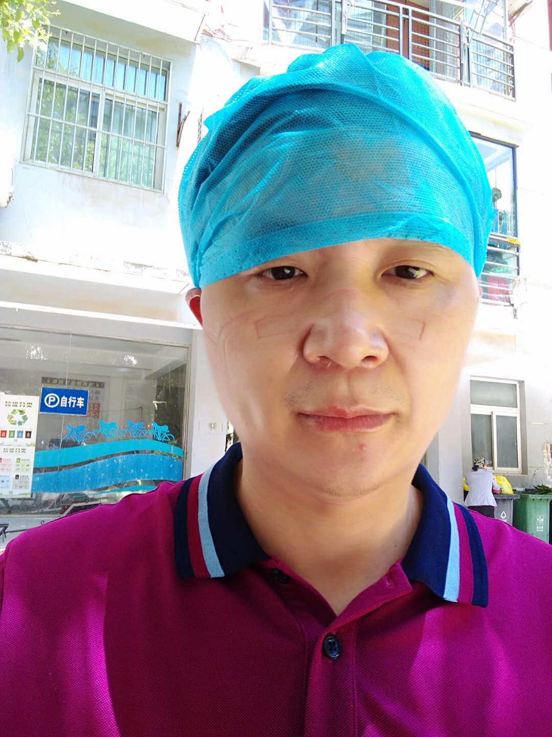 ( 图三）程学文在武汉为居民做核酸检测2.JPG