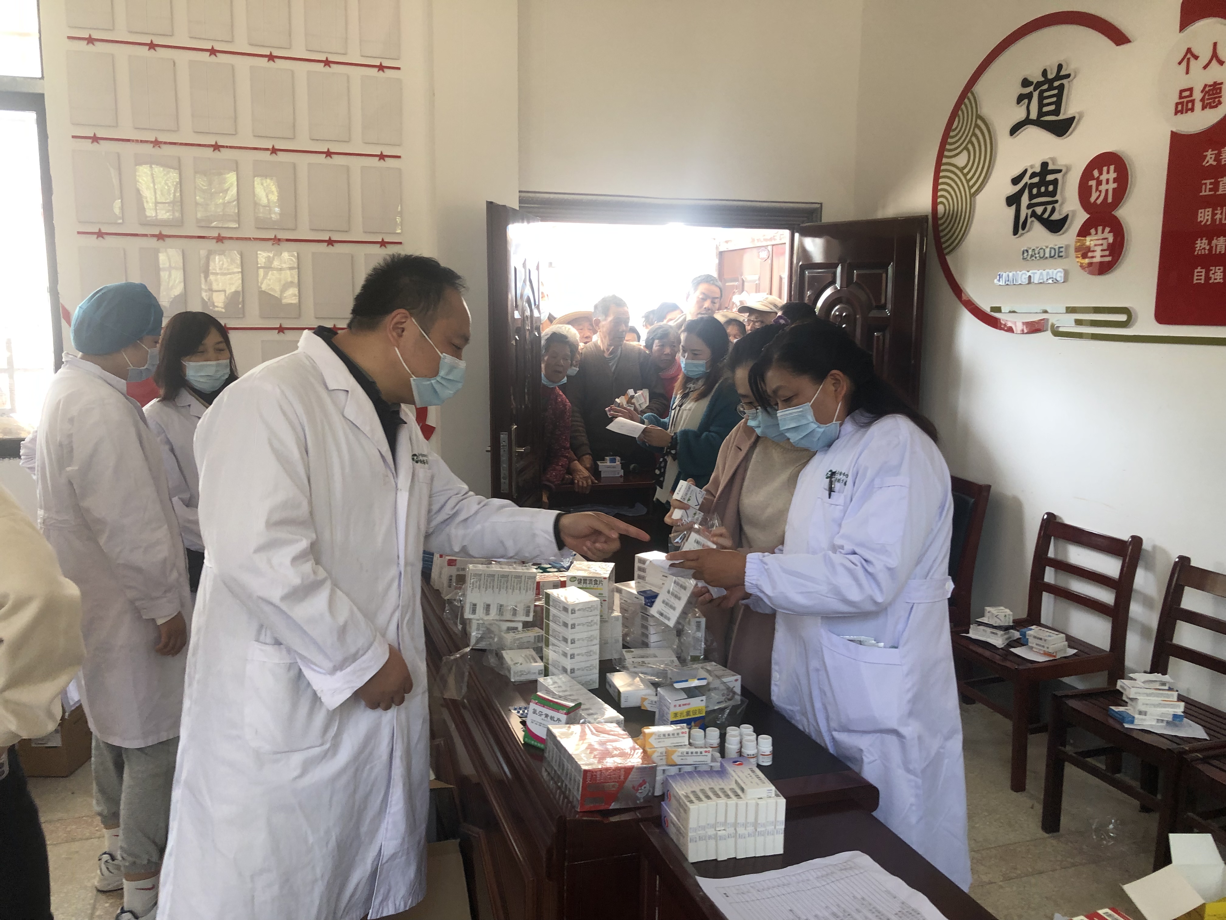 （农工党咸宁市委会副主委、中心医院总支主委王定淼在义诊现场