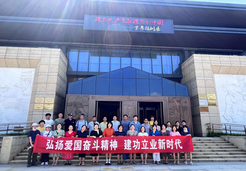 江大总支组织党员参观百年报刊馆_副本