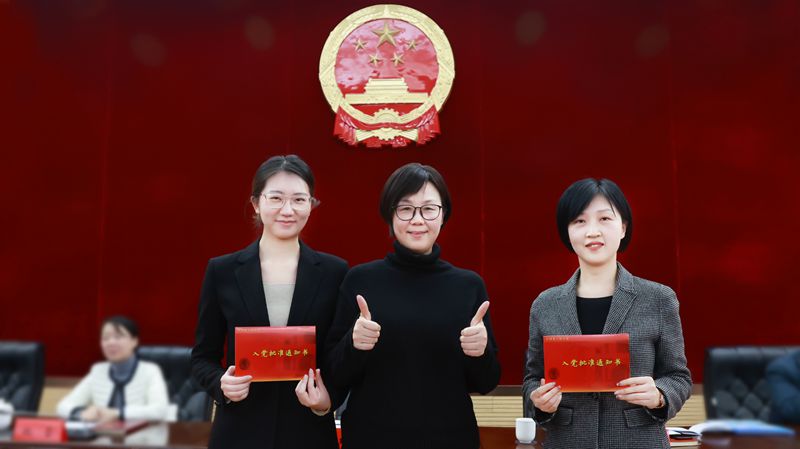 李运玲为新党员颁奖_副本
