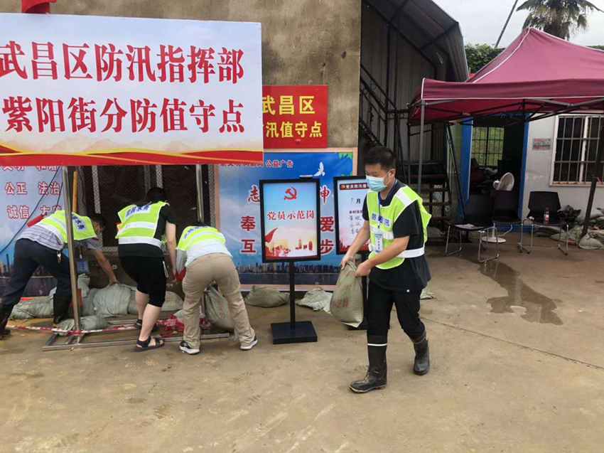 龚勋在抗洪防汛一线_副本